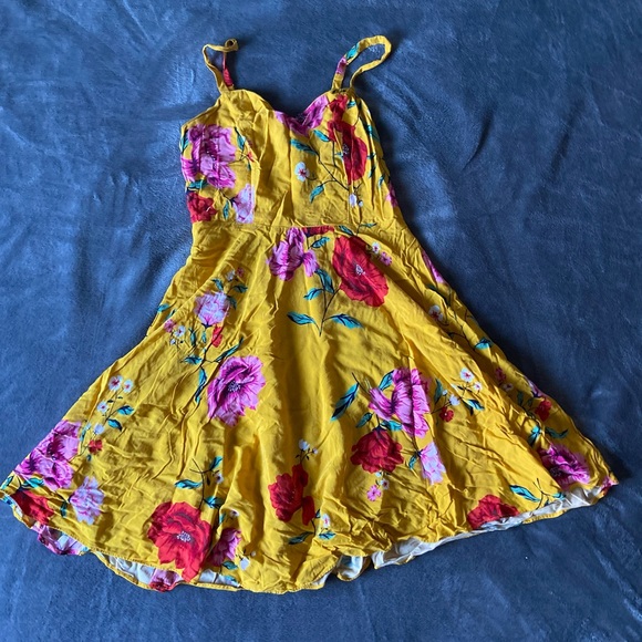 This beautiful old navy dress was bought in 2016. I wore it all summer. - Picture 1 of 3